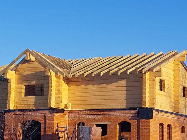 Почему успешные люди выбирают комбинированные дома: каменный первый этаж и деревянный лафет как система жизни и восстановления